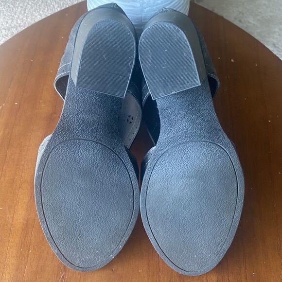 Maurices Women’s Gray Metallic Perforated Block Heel Sandals Size 9 - Picture 13 of 13